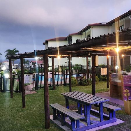 Topanga 17 Uvongo Beach Exterior photo